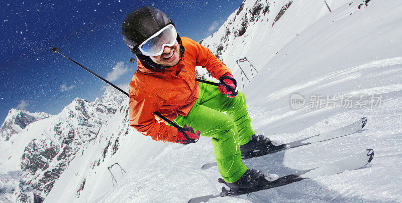 运动背景。冬季运动。在深蓝色的天空中滑雪。俯视图