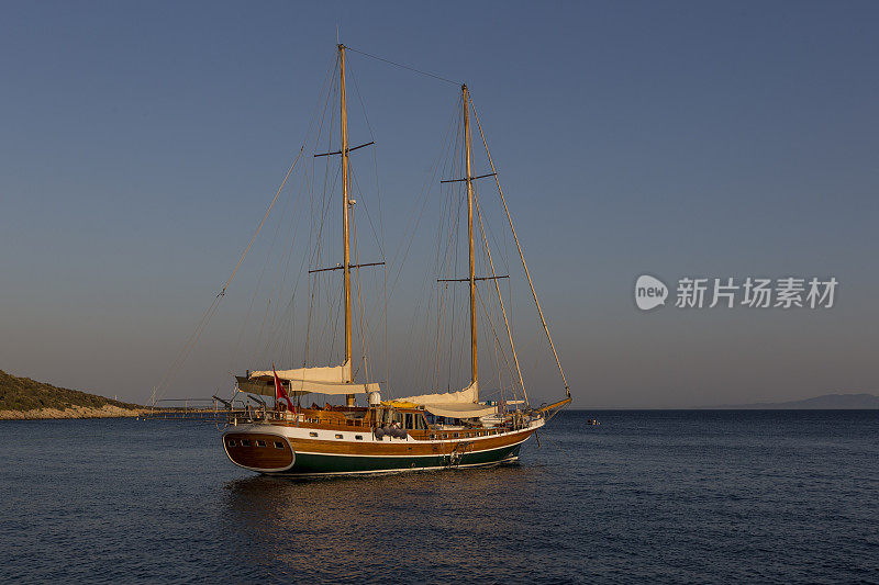 在土耳其穆格拉的波德鲁姆湾，传统的帆船在蓝色之旅中航行