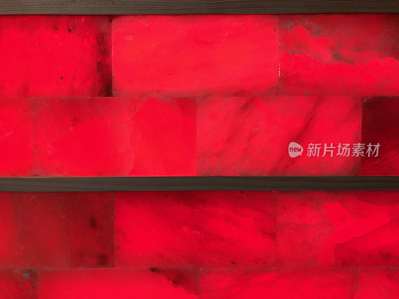 红色的水晶盐石照亮了墙壁