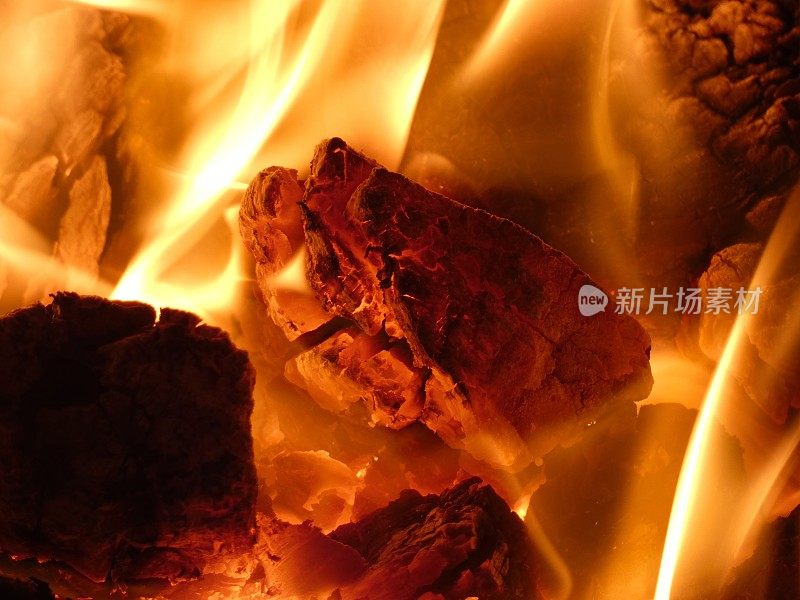 冬天在炉子里烧煤作为取暖燃料