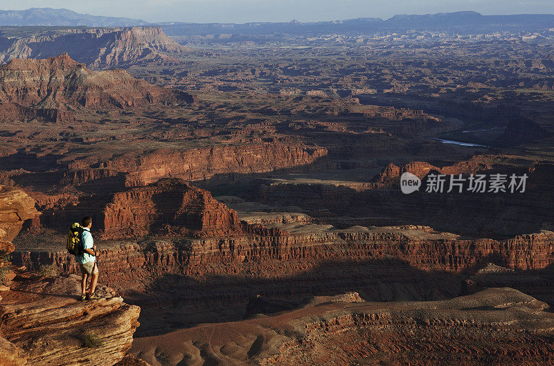 犹他州摩押的男性登山者用登山杆