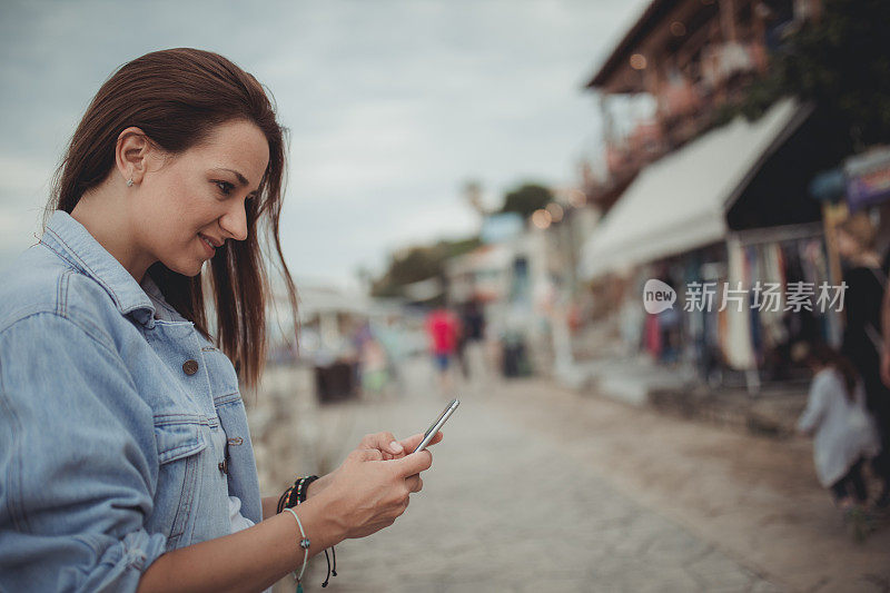 可爱的女人发短信