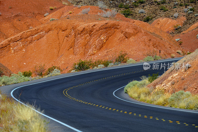 沙漠之路和红岩