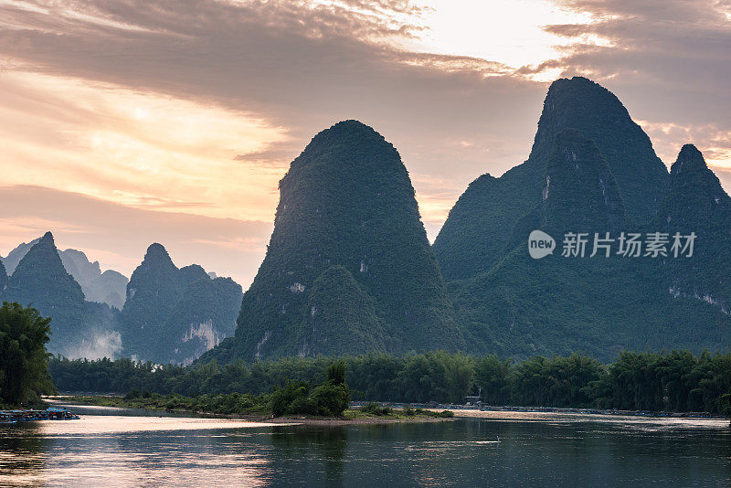 日落时分的漓江和群山，中国桂林