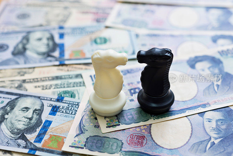 国际象棋骑士站在美元和日元上
