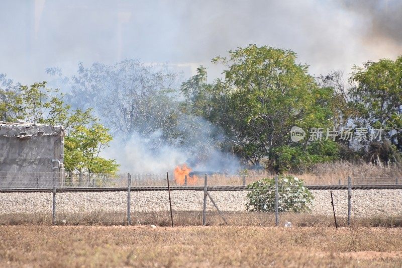 城市附近的田野着火了