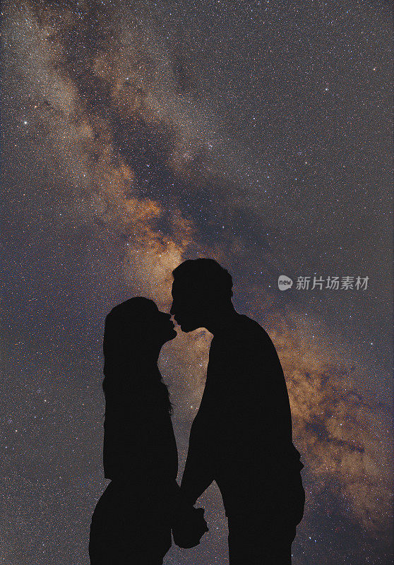 星空下一对年轻夫妇的剪影。这张照片的元素是我的作品。