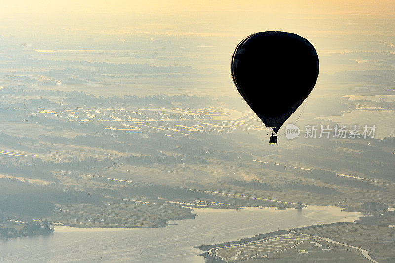 在美丽的早晨，热气球在半空中飞行