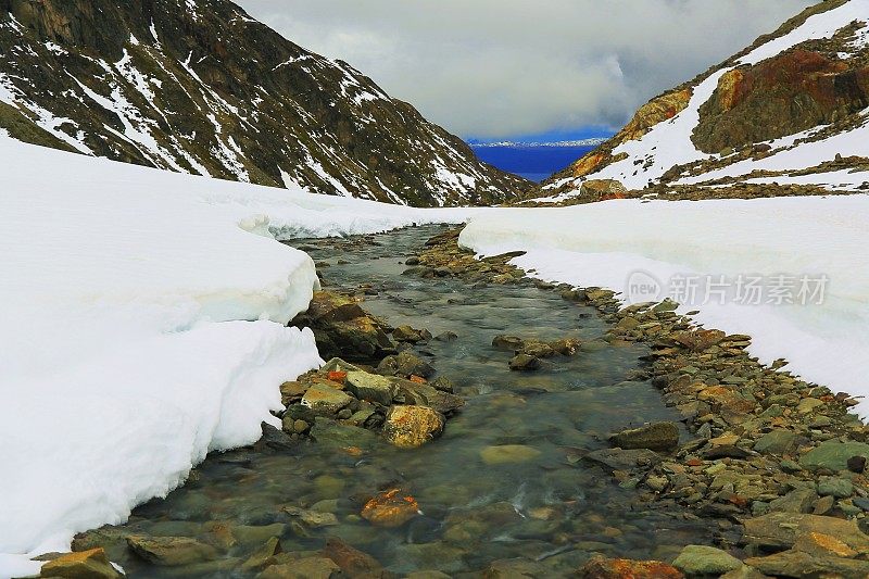 河流和田园诗般的安第斯景观，乌斯怀亚-火地岛，阿根廷