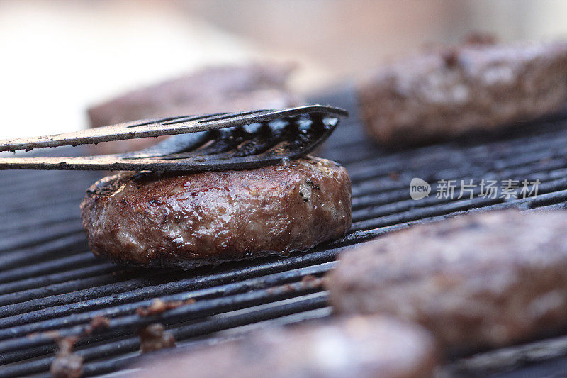 在露天烧烤上做牛肉汉堡