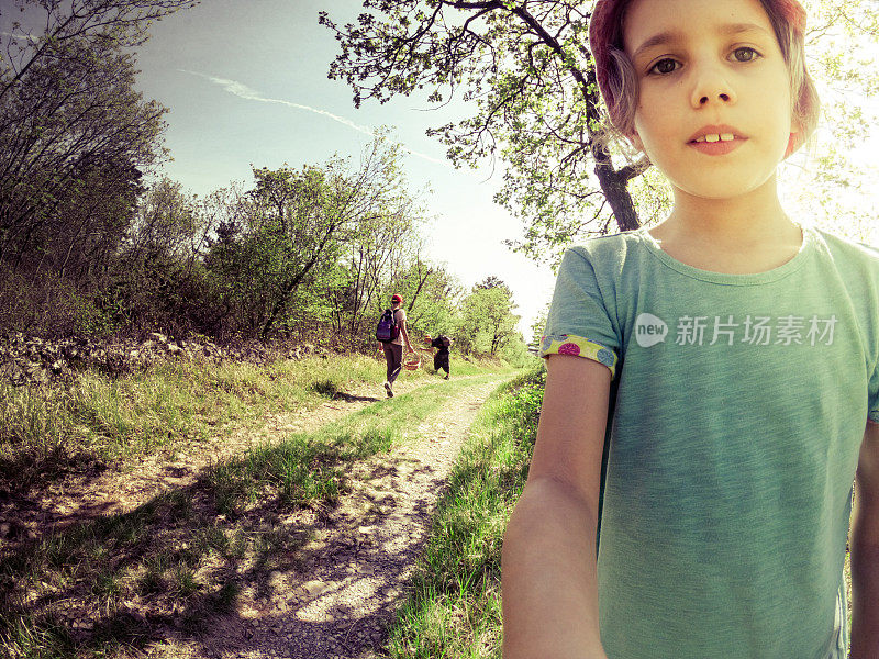 小女孩在家庭徒步旅行中自拍