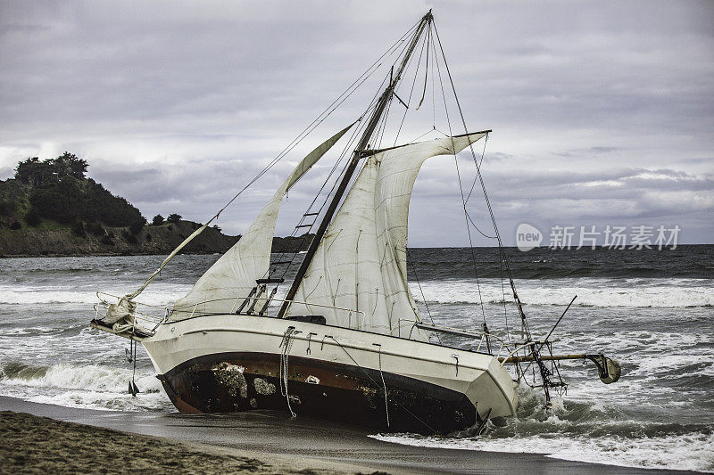 海滩上被冲上岸的帆船