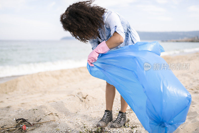 年轻女子在当地清理期间捡垃圾