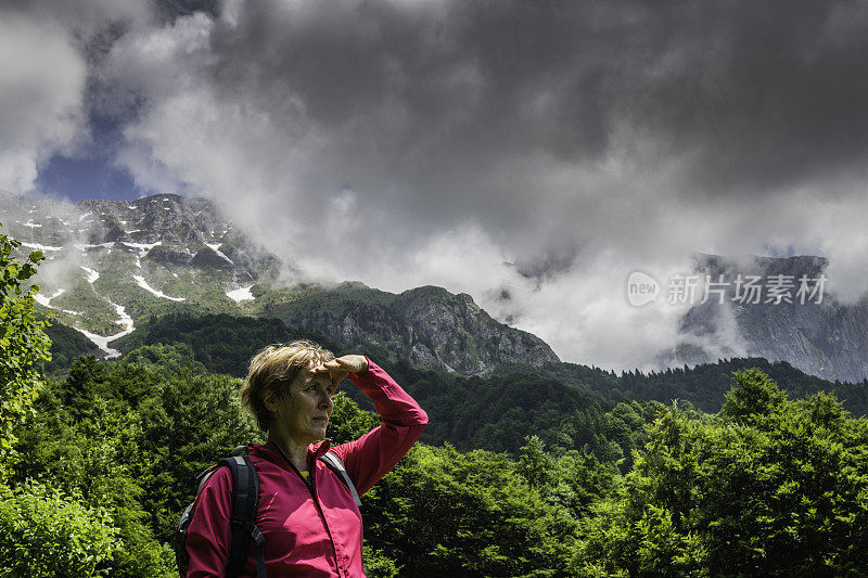 年长妇女徒步旅行朱利安阿尔卑斯山在春天，Primorska，斯洛文尼亚，欧洲