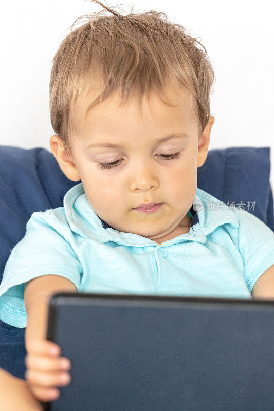 一个孩子在用他的电子平板电脑