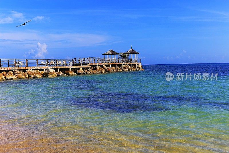 在防波堤上有凉亭的海滩-蒙特哥湾-牙买加，加勒比海