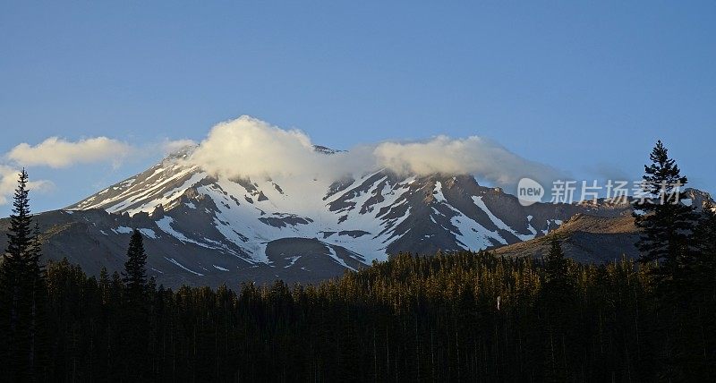 晚上太沙士达山