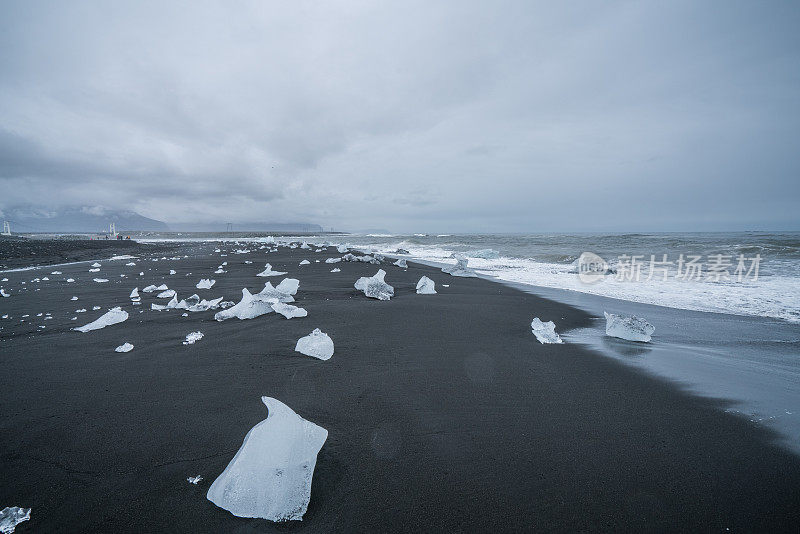 著名的黑沙滩，冰岛Jokulsarlon的钻石海滩