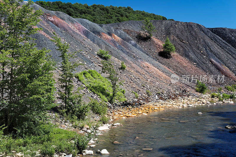 煤矿矸石堆污染，环境破坏，酸性矿井排水