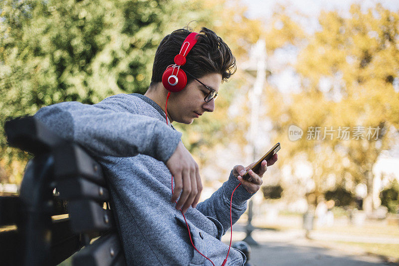 一个男生在校园里听音乐