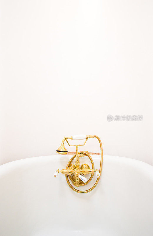 古董瓷浴缸与黄铜固定装置