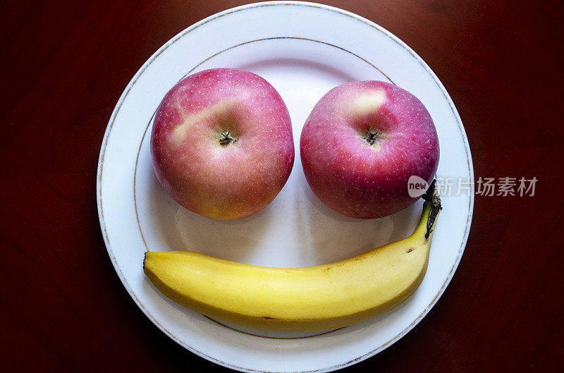 水果做的笑脸:香蕉和苹果