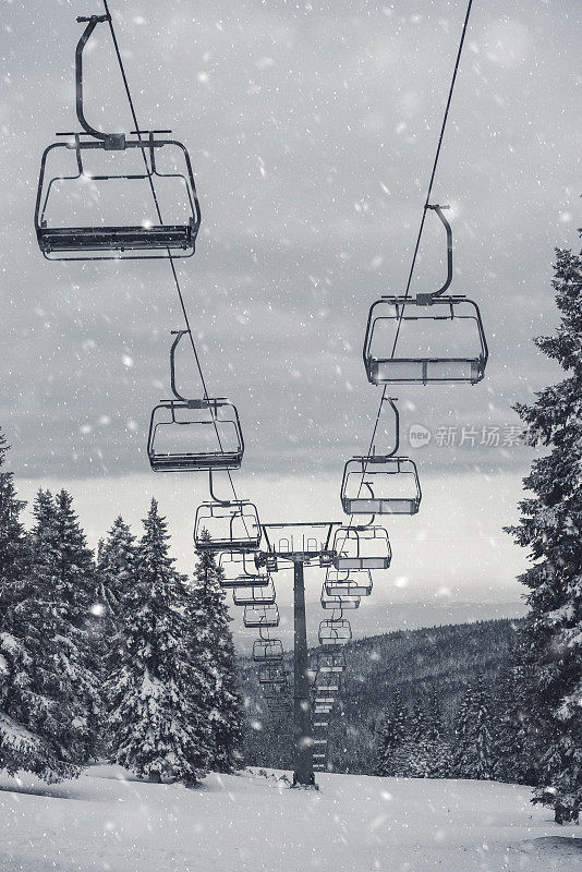 有滑雪坡道和滑雪缆车的冬季山