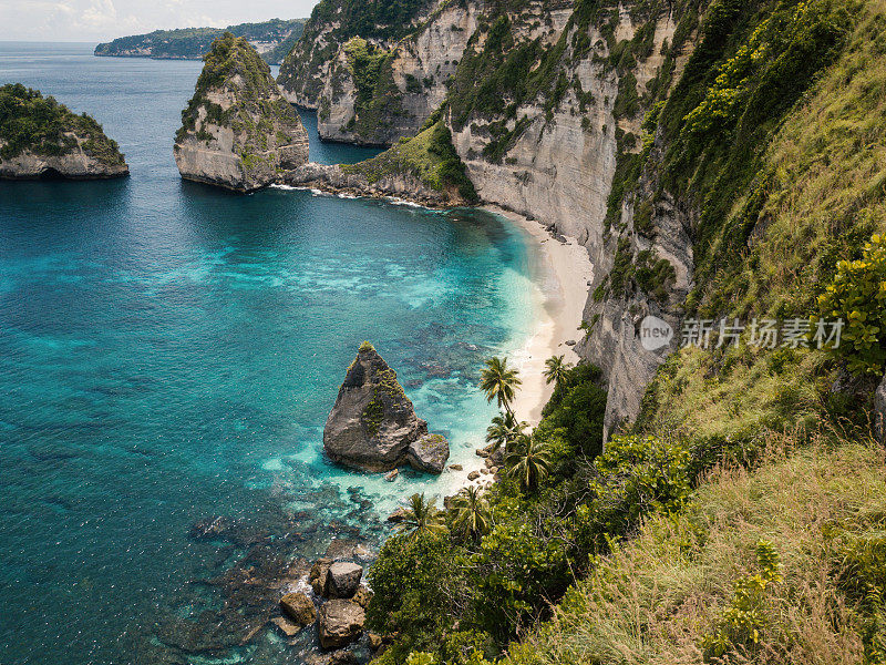 无人机鸟瞰巴厘岛努沙佩尼达美丽的石灰岩悬崖和海景