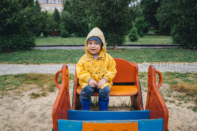 小男孩骑着玩具车