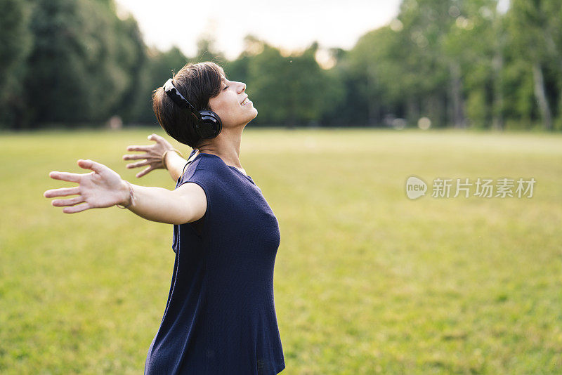 年轻的成年女子在公园里放松