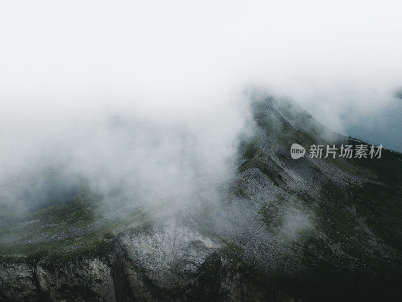 鸟瞰图的高山峰的塞格拉山和海在挪威北部的雾