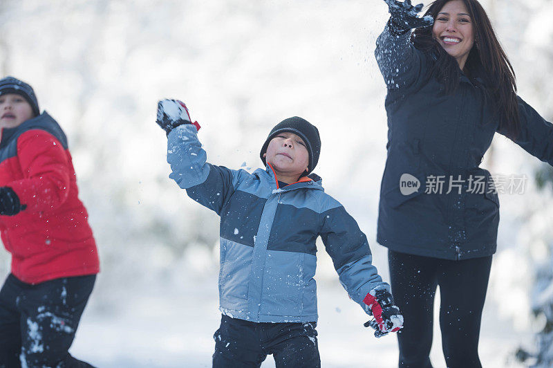 妈妈和她的孩子们在森林里打雪仗!