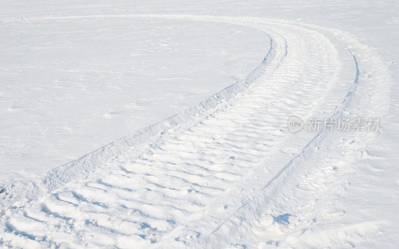 雪地上的车胎痕迹