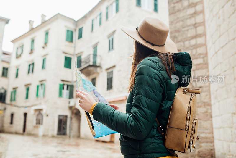 带着地图的年轻女人