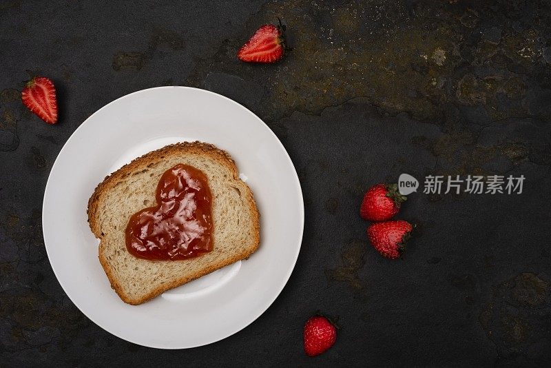 草莓心形果酱面包