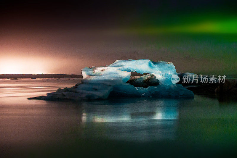 浮冰在Jökulsárlón冰川泻湖冰岛夜间