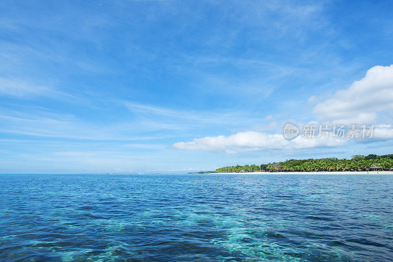 热带天堂岛和蓝天景观