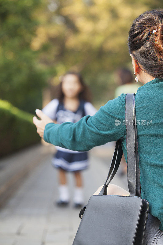 第一天上学后，一位中国妇女问候女儿