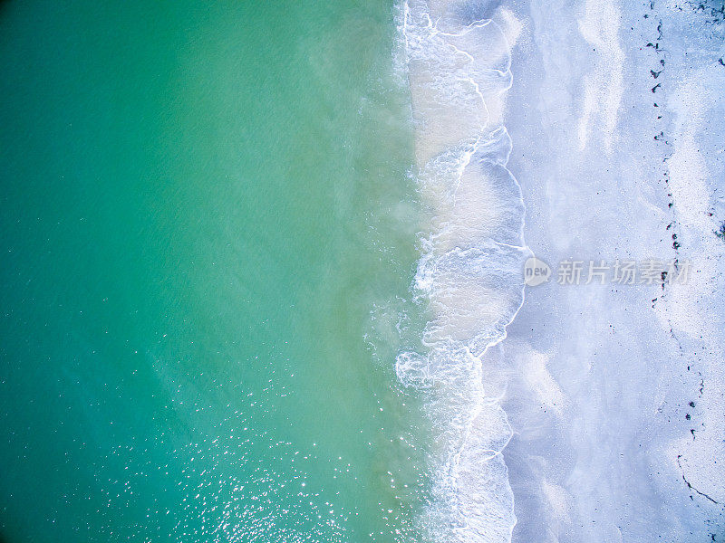 海浪和冲浪的鸟瞰图