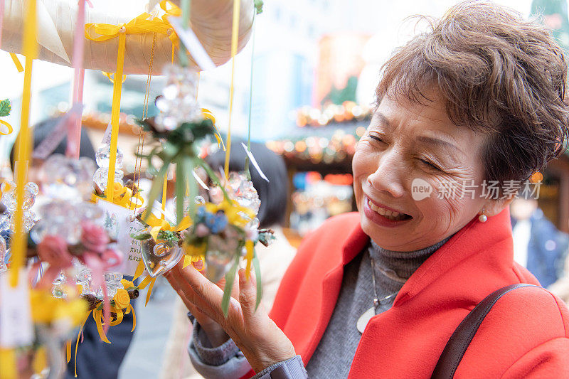 老年妇女享受圣诞市场