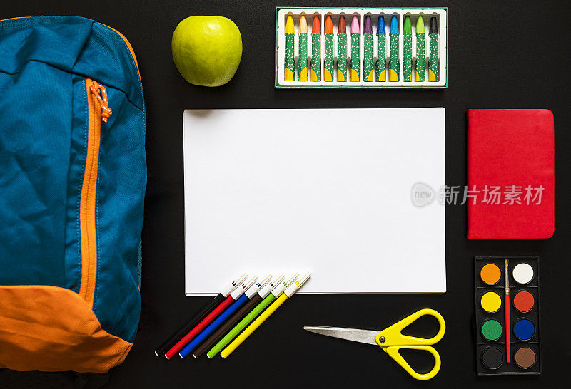 学校和办公用品。木制背景的文具。