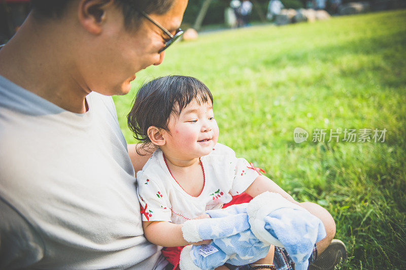 一个亚洲男人和一个女婴