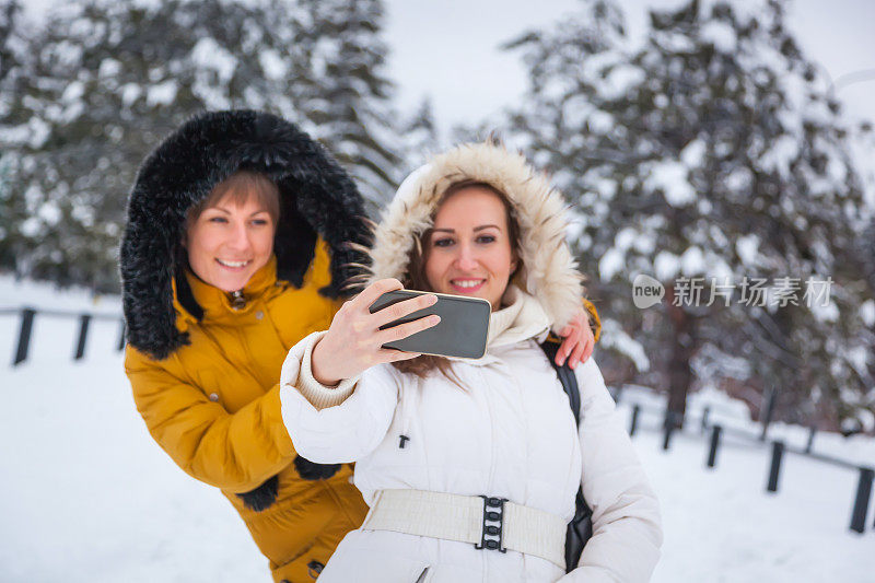 女人在雪地上自拍