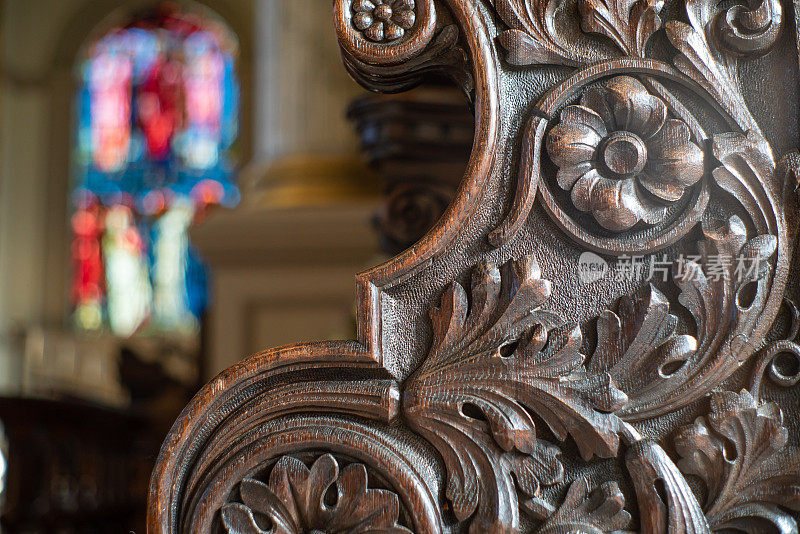 英国大教堂的雕花长凳。