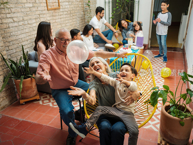 墨西哥的爷爷奶奶和孙子在玩气球