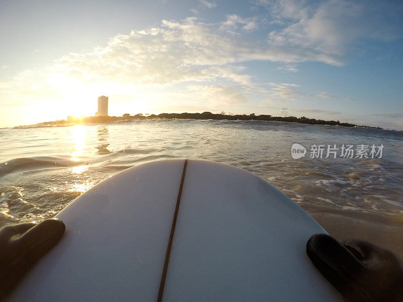 冲浪者在污染的海洋中