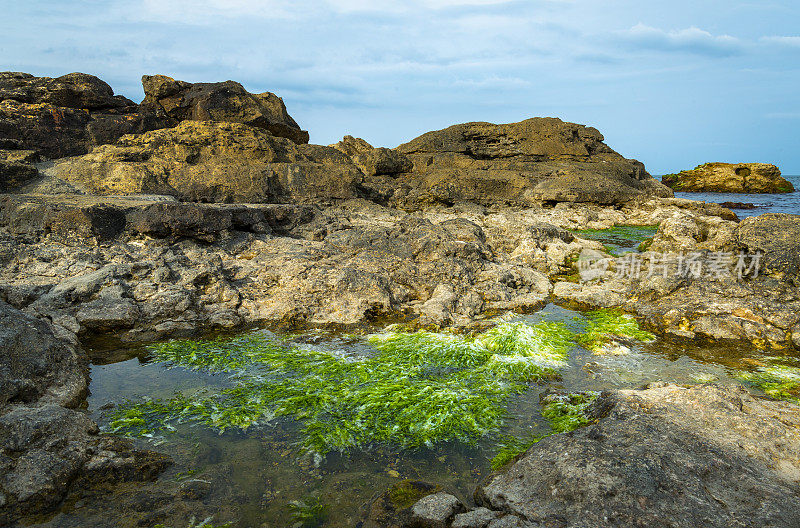 多岩石的海岸