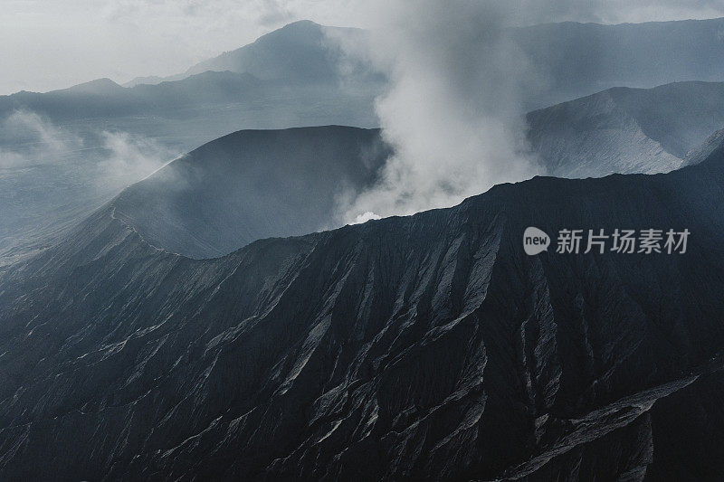 布罗莫火山喷发的鸟瞰图