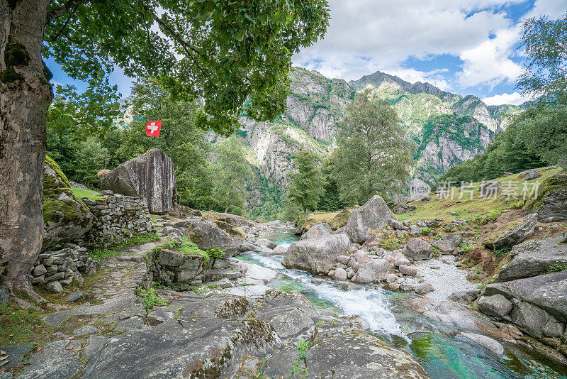 河顶瀑布环绕青山，瑞士国旗-瑞士