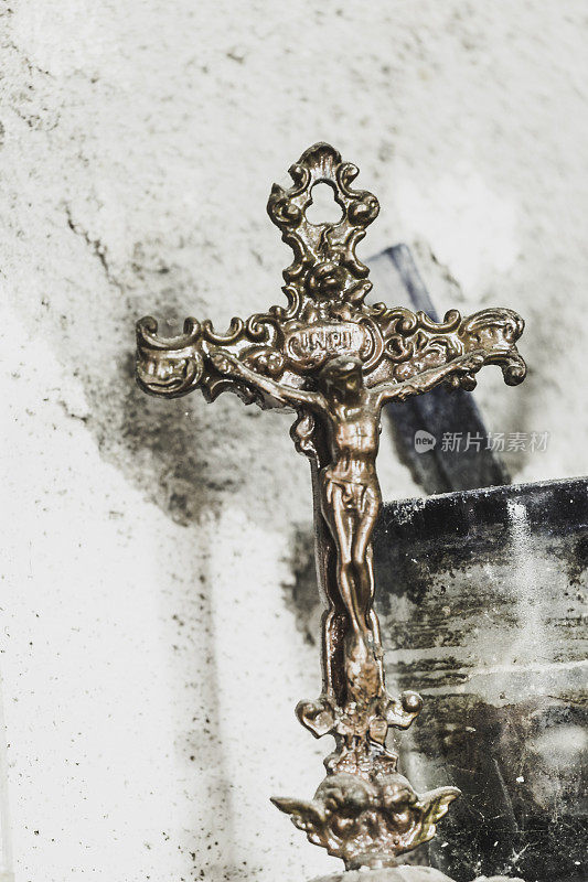 旧金属装饰耶稣在十字架上